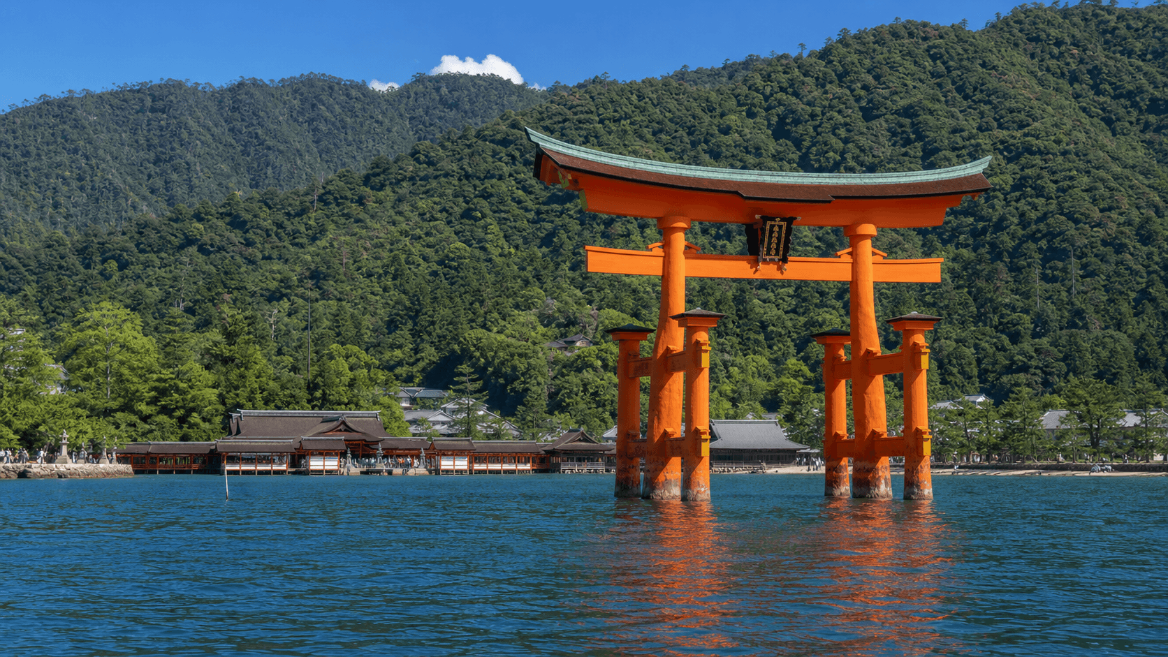 严岛神社：满潮海面上的大鸟居的当前写实编辑视觉