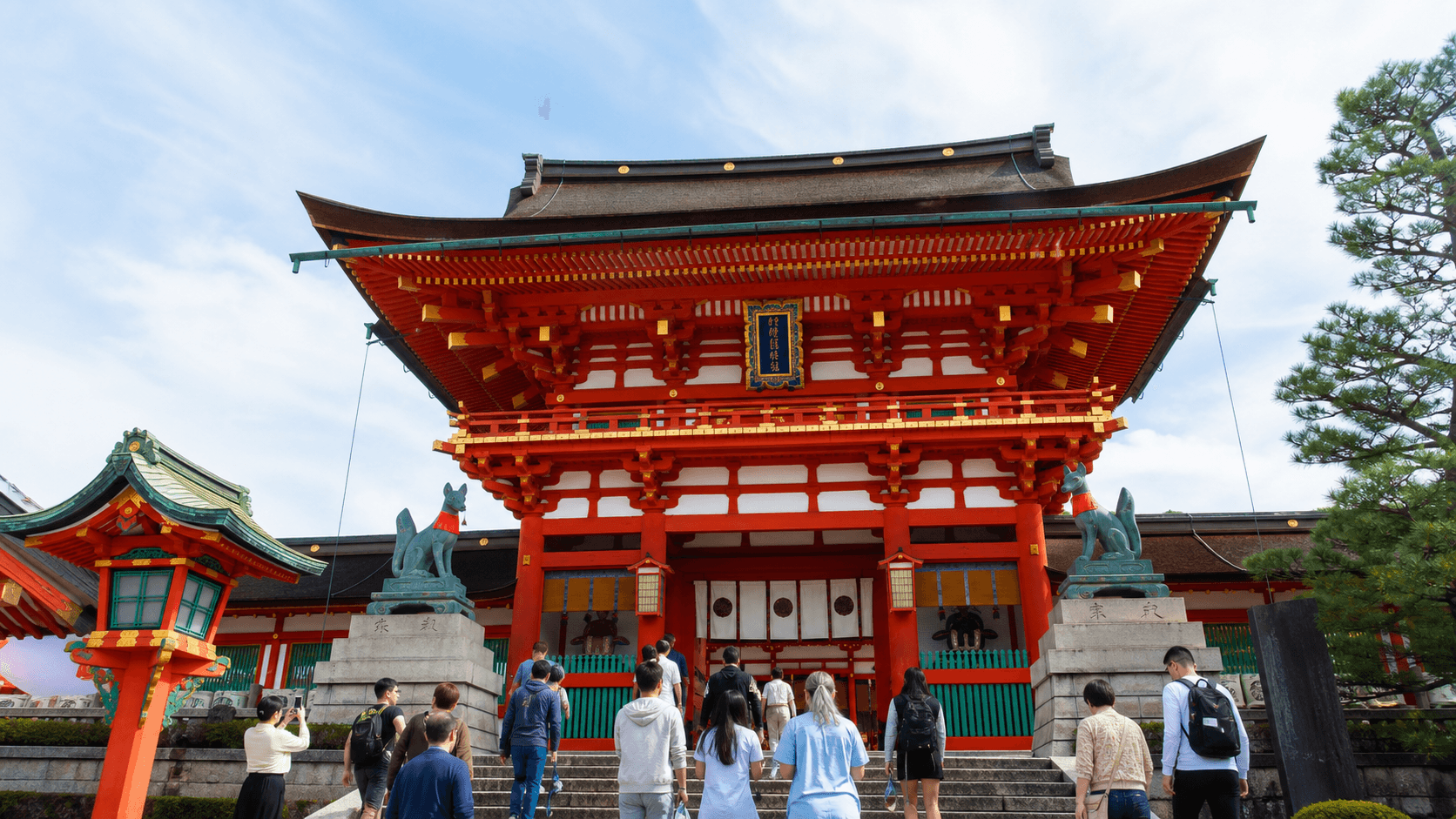 伏见稻荷大社:朱红楼门与神社前庭的当前写实编辑视觉
